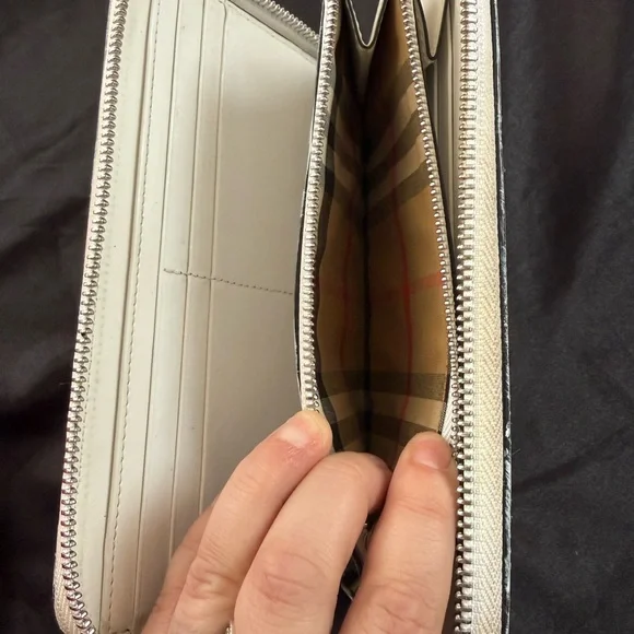Burberry white Cream Leather Wallet - Picture 4 of 9